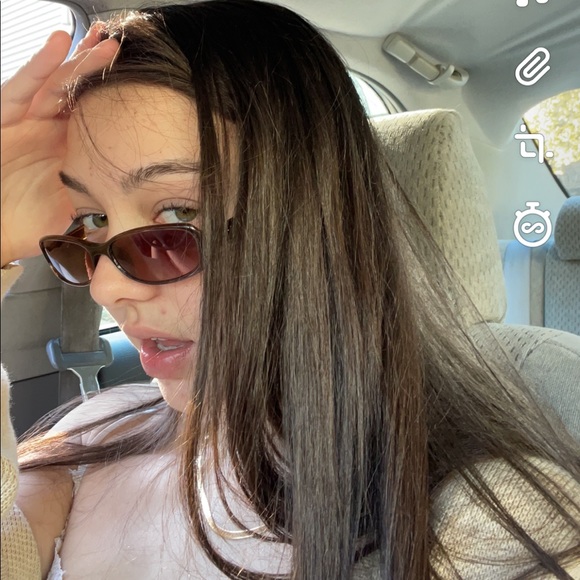 Meet your Posher, Emily - Picture 1 of 1